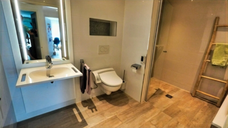 Bad mit Wanne und Dusche