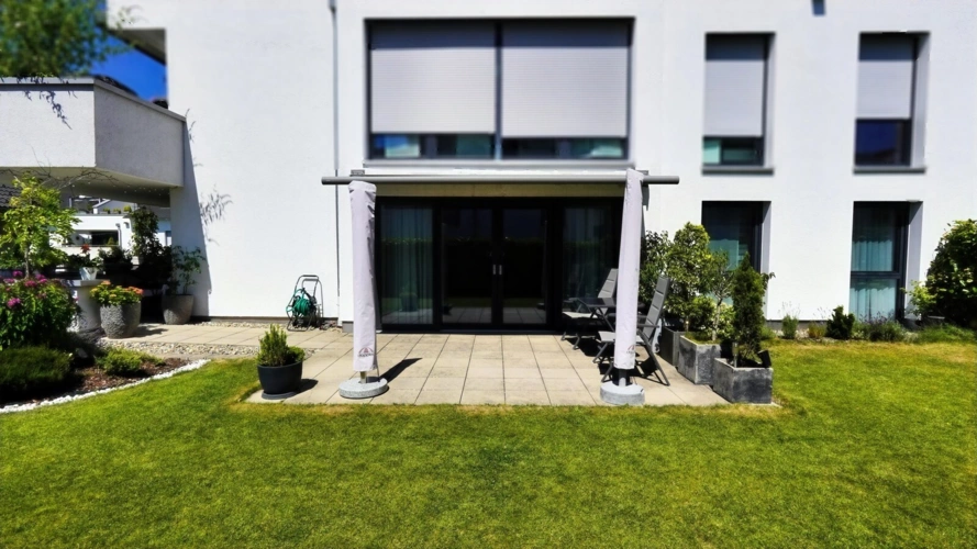 Frontansicht Terrasse u Balkon
