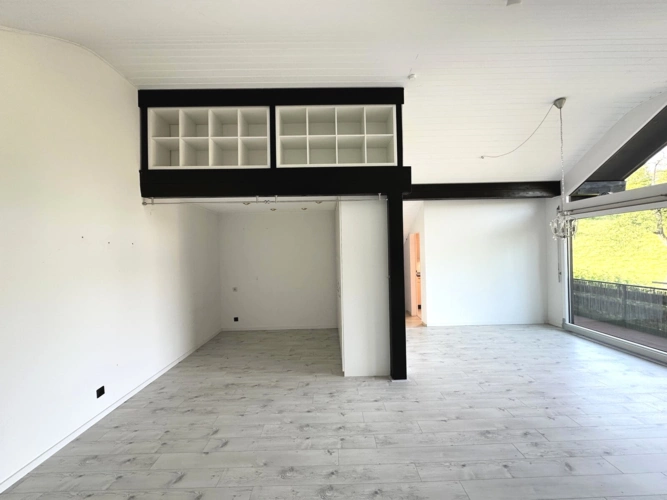 Wohn-, Ess- und Schlafzimmer