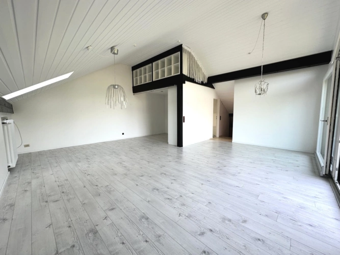 Wohn-, Ess- und Schlafzimmer