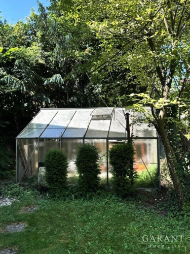 1 Gewächshaus.