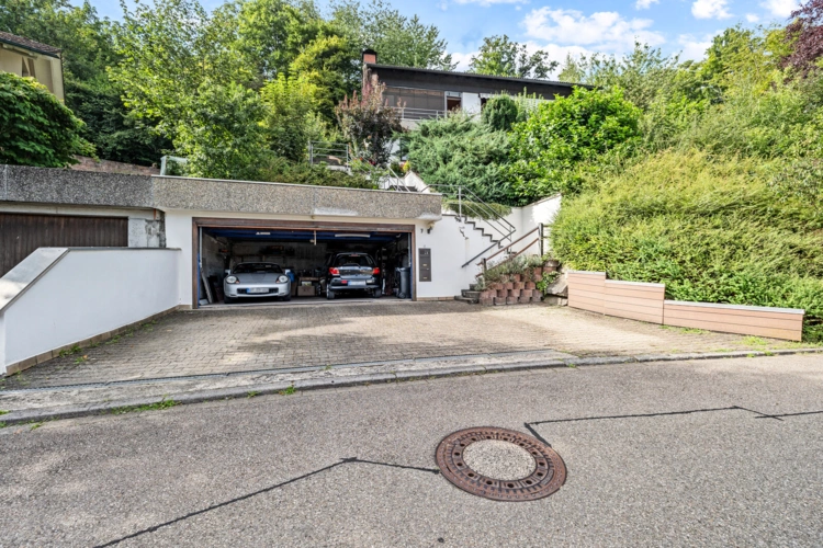 Doppelgarage und Stellplätze