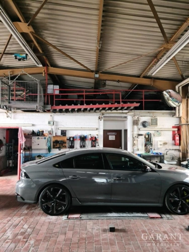 Autowerkstatt mit Hebebühne