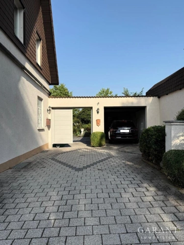 Einfahrt mit Garage