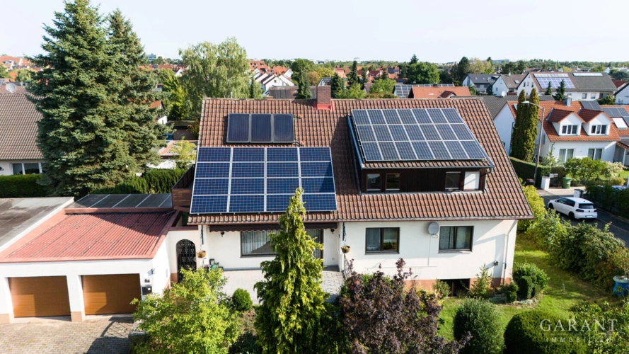 Haus mit Garagen