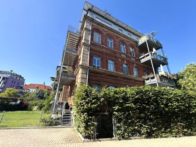 Außenansicht mit Eingang zum Garten