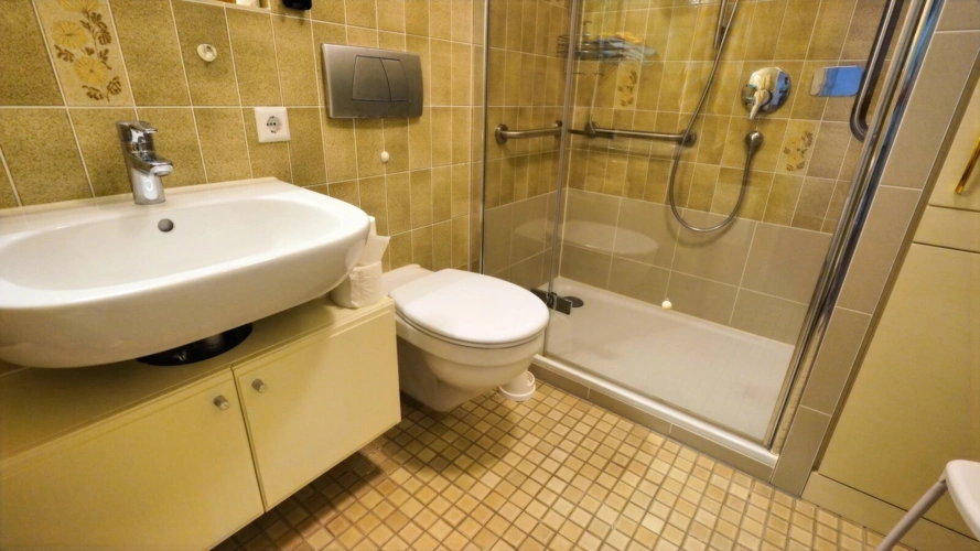 Bad mit großer Dusche