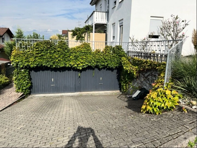 Ansicht Terrasse und Sondereigentum Garage rechts