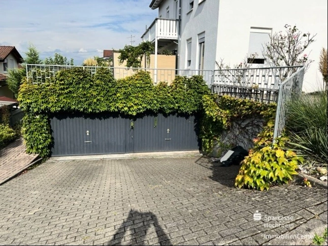Ansicht Terrasse und Sondereigentum Garage rechts