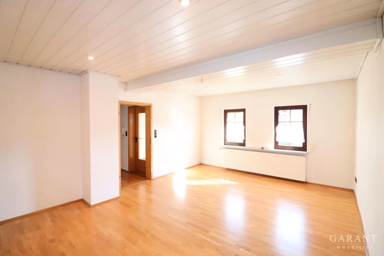 Großes helles Schlafzimmer