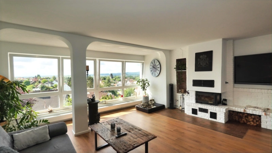 Wohnzimmer mit Kamin und Panoramasicht