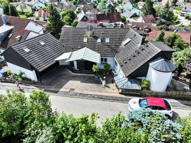 Gebäudeansicht mit Eingang, Garage, Hof, etc.