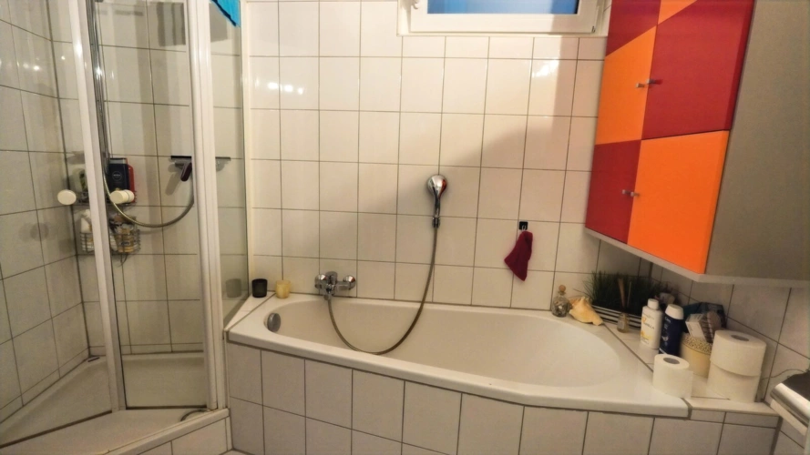 Tageslichtbad mit Wanne und Dusche Gartengeschosswohnung
