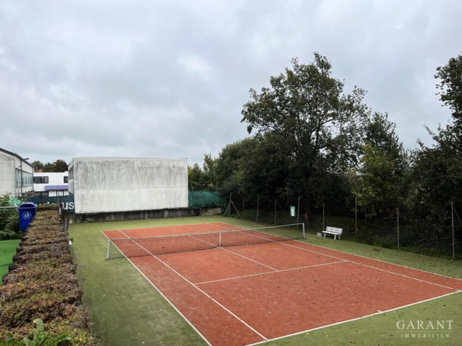 Tennisplatz mit Gartenhütte