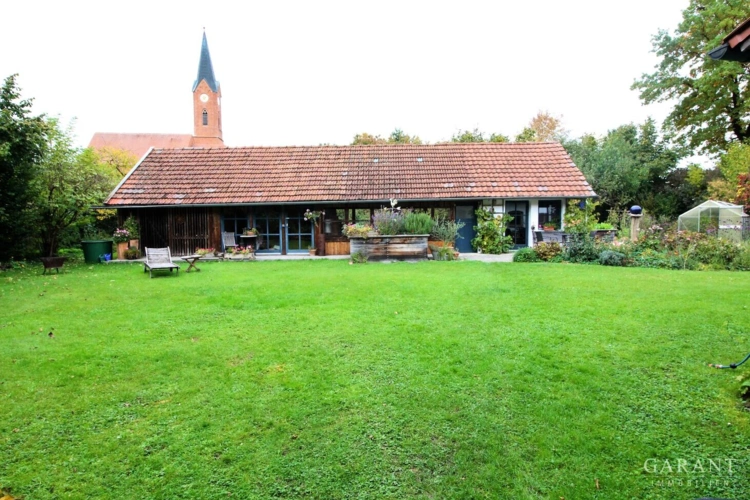 Garten mit großen Gartenhaus