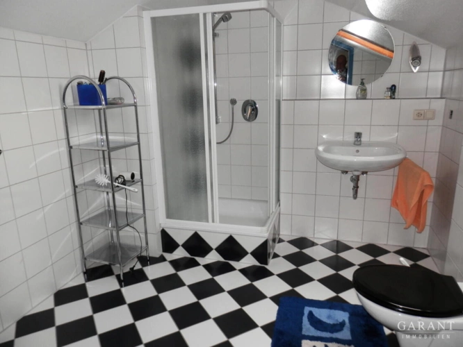 Kinderbadezimmer-Dachwohnung