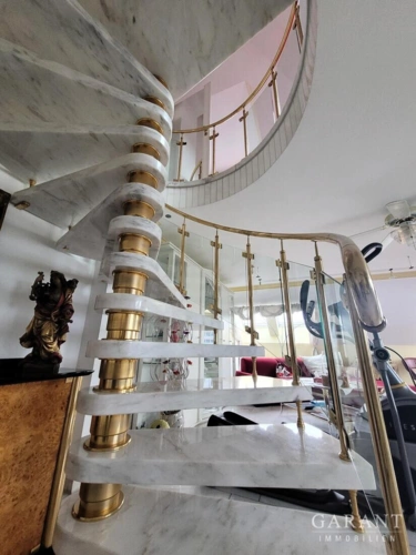 Massive Marmortreppe