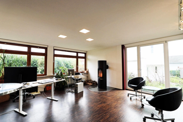 Büro mit Ofen