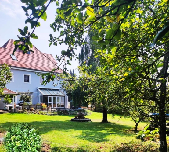 Große Aula mit Treppenaufgang zum O.G.