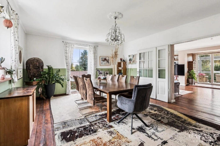 Salonzimmer mit Durchgang zum Wohnzimmer