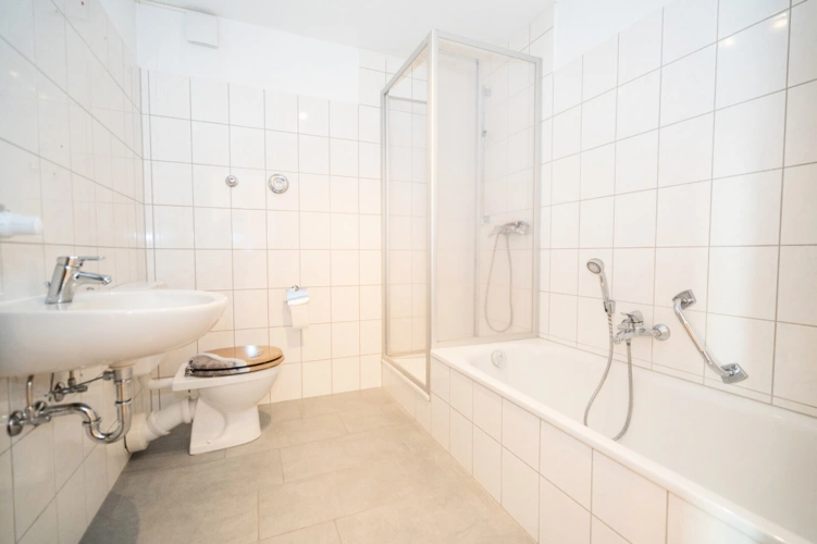 Bad mit Wanne und Dusche