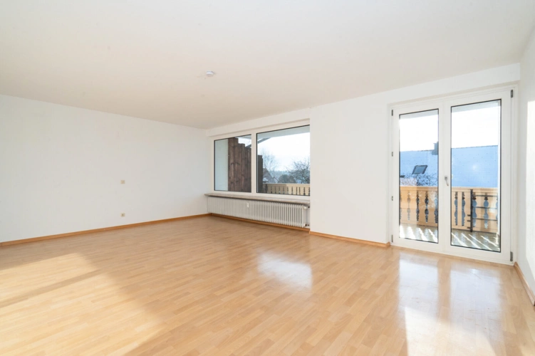 Wohnzimmer mit Ausgang zum Balkon