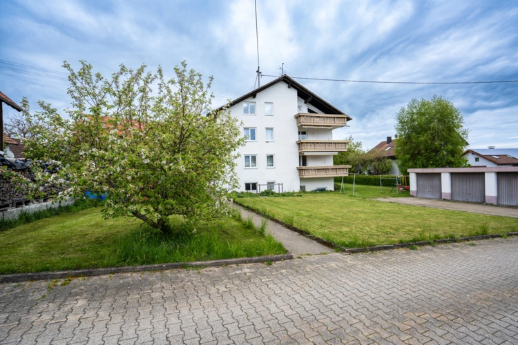 Grundstück neben dem Haus