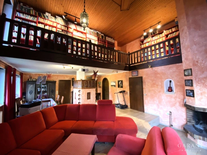 Blick in den Wohnbereich mit Galerie