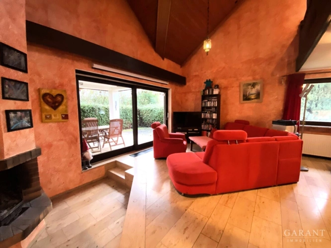 Blick auf den Wohnbereich mit offenem Kamin