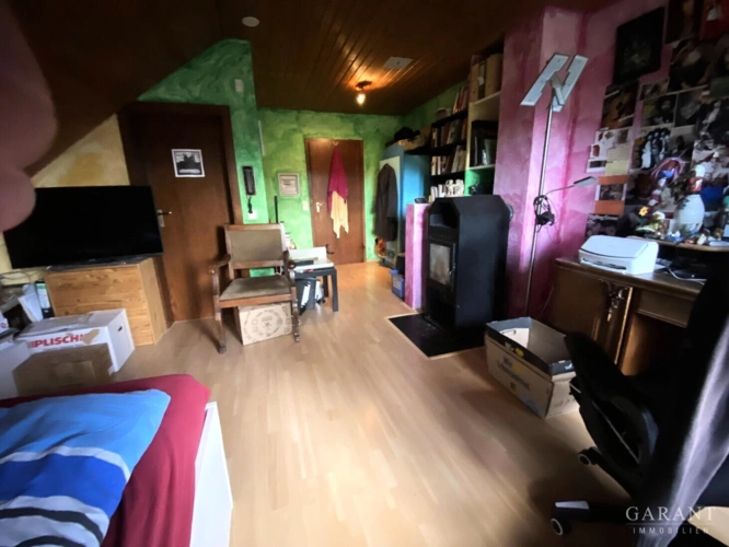 Blick ins DG-Zimmer mit Schwedenofen