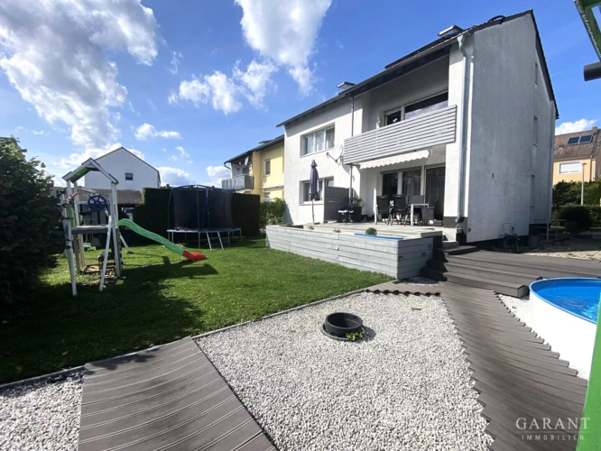 Blick vom Garten auf die Rückseite des Hauses