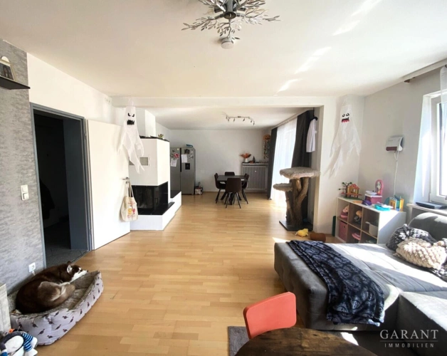 Blick vom Wohn- in den Essbereich