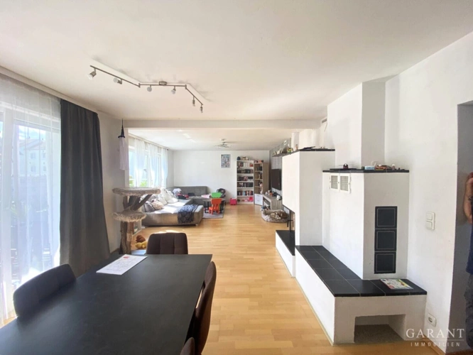 Blick ins Wohnzimmer mit Kachelofen