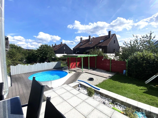 Blick von der Terrasse auf den Pool