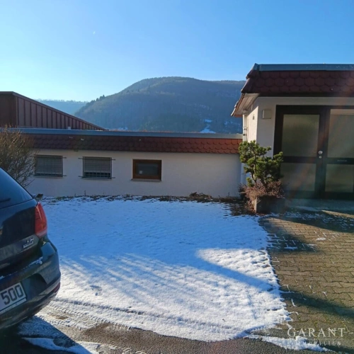 Eingang mit Stellplätze