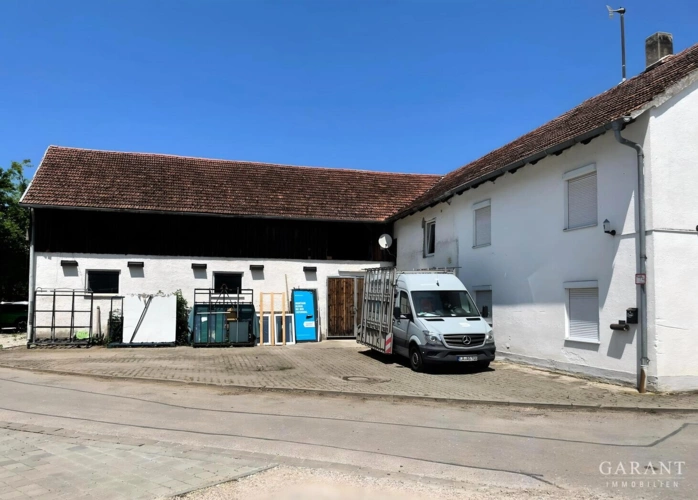 Halle mit angrenzendem Wohnhaus