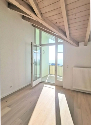 modernes Wohnzimmer mit Balkonzugang (3)