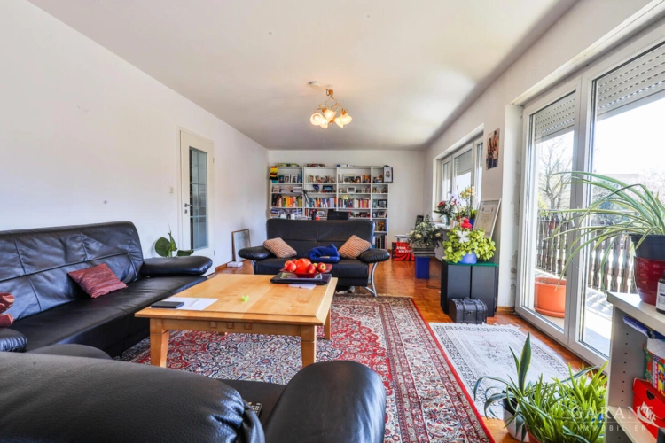 Wohnzimmer mit Fensterfront