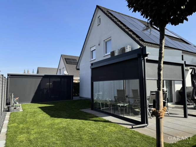 Gartenansicht mit Terrasse