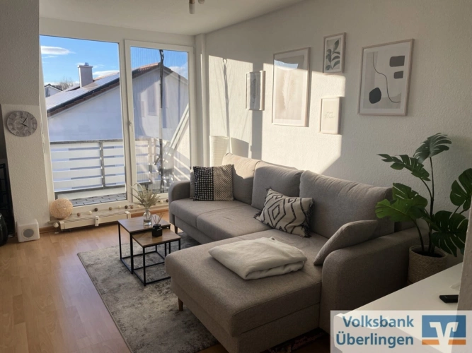 Wohnzimmer mit Zugang auf Balkon