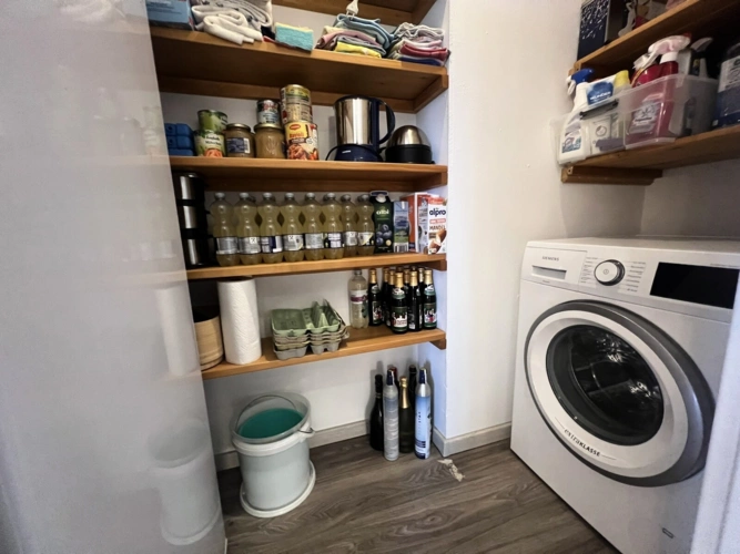 Abstellraum mit Waschmaschinenanschluss