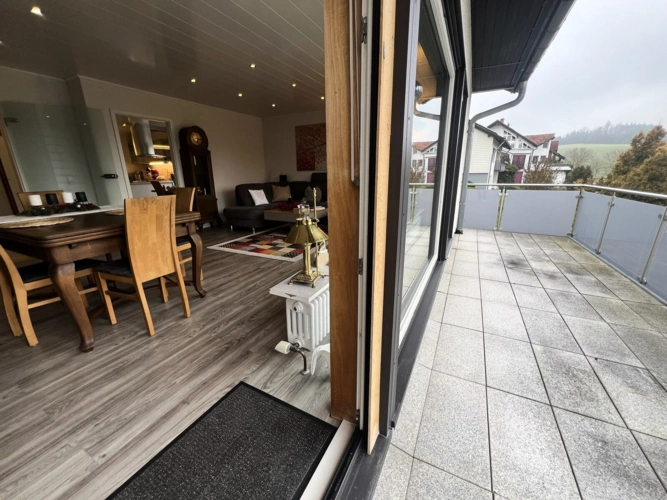 Wohnzimmer mit Balkonzugang