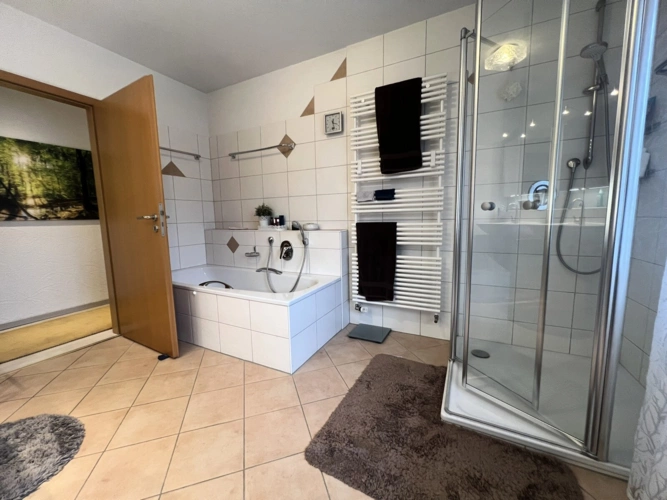 Tageslichtbad mit Badewanne und Dusche