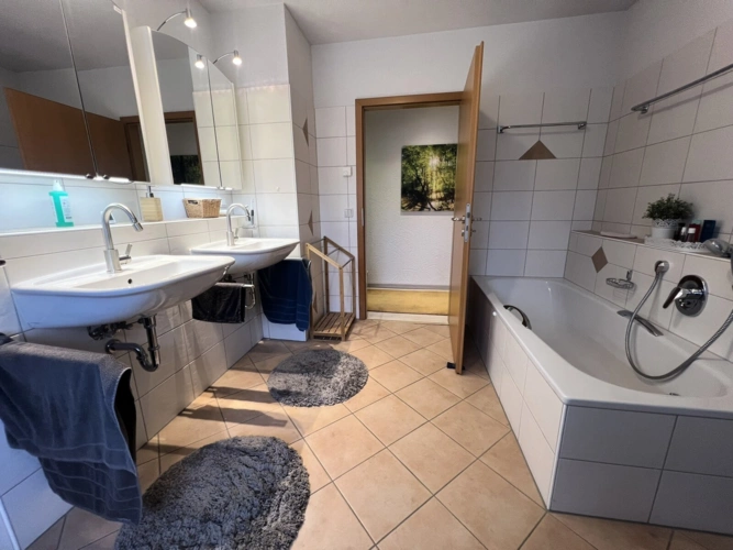 Tageslichtbad mit Badewanne und Dusche (2)