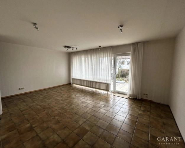 Wohnzimmer mit Blick zur Terrasse