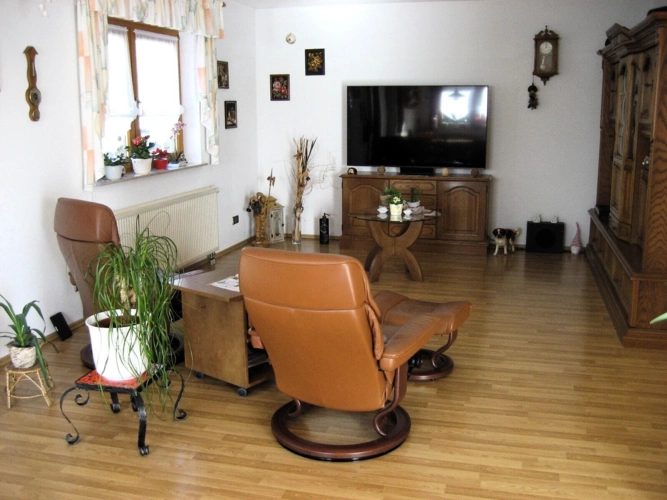 EG: Wohnzimmer mit Laminatboden