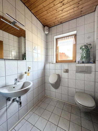 EG: Gäste WC mit Pissoir, WC und Waschbecken sowie Musikanlage