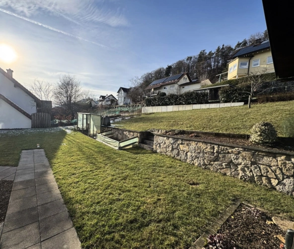 gepflegte Rasenanlage mit Beeten für Gemüse und Beeren