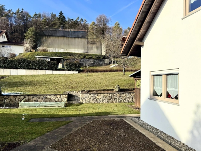 Platz für Gartenliebhaber und Platz zum toben für Kinder