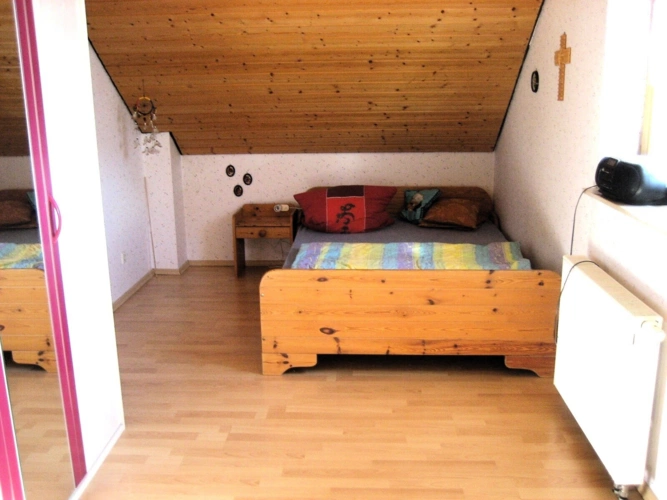 OG: zweites geräumiges Schlafzimmer über 27 m² mit Balkon